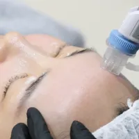 Banner Skin Booster vs Skincare perbedaan medis